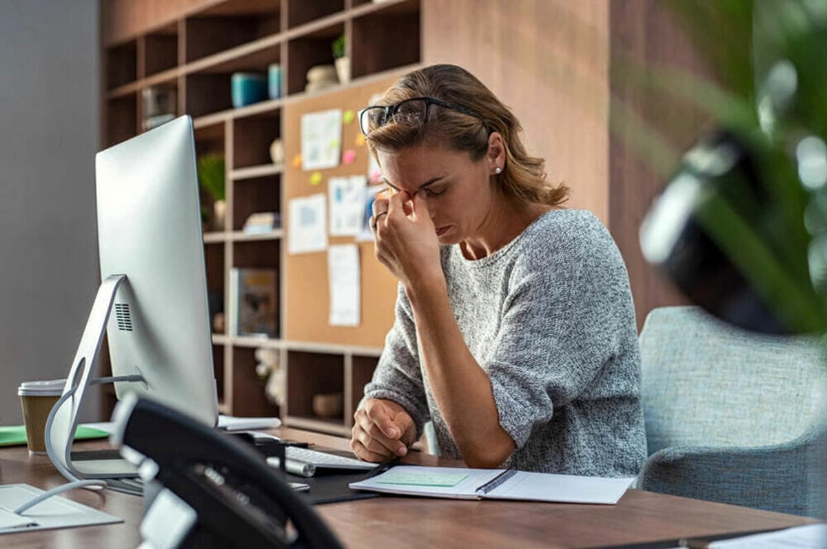 Quel fastidioso mal di testa ‘dietro agli occhi’: quali sono le cause e come si cura