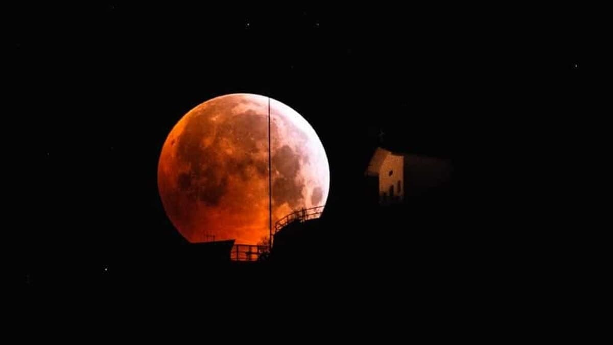 Eclissi questa notte a Milano: a che ora vedere la luna tingersi di rosso