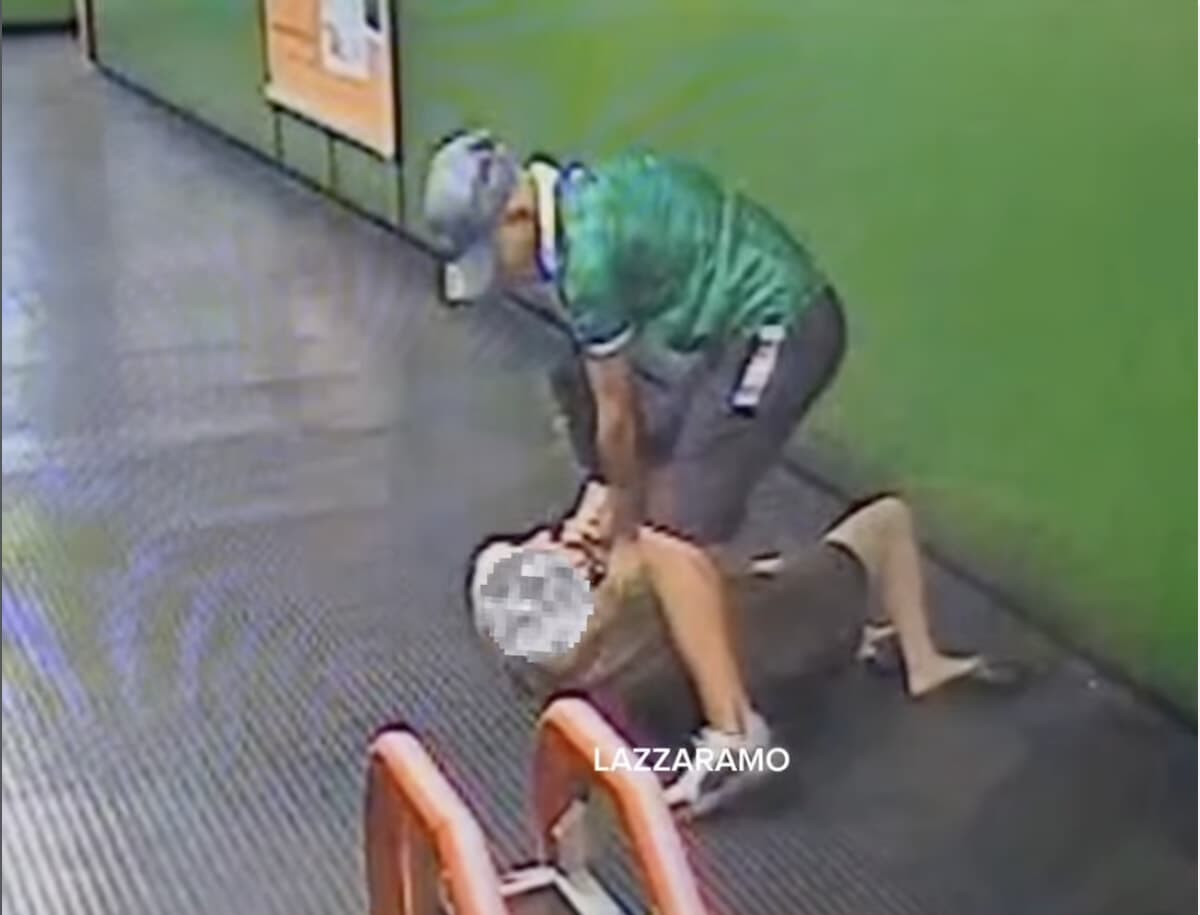 Anziana spinta a terra e rapinata nella metro a Milano: il video della violenta aggressione