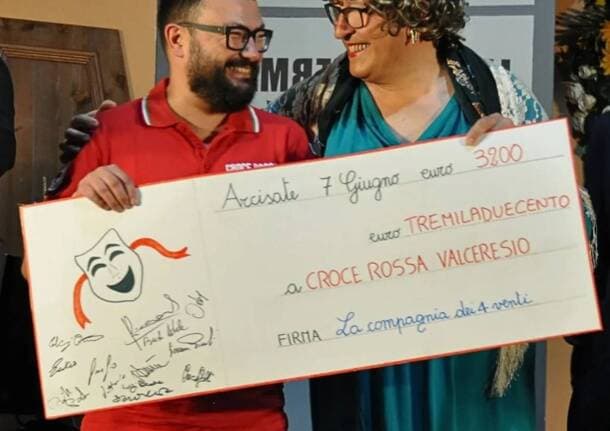 Arcisate - Una maxi donazione per la Croce Rossa Valceresio grazie allo spettacolo dialettale -  - Varese News