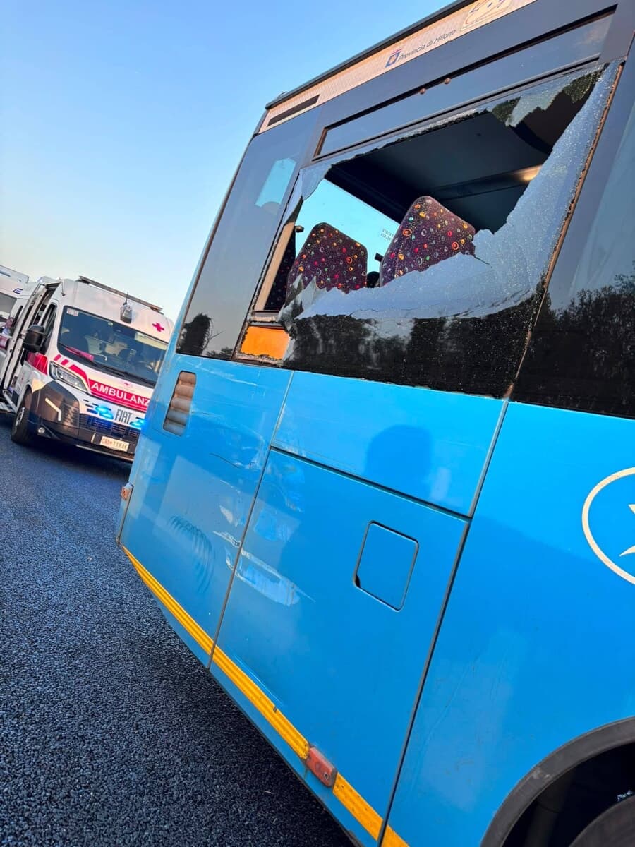 Incidente tra un pullman e due auto sulla A7: traffico e chilometri di coda verso Milano