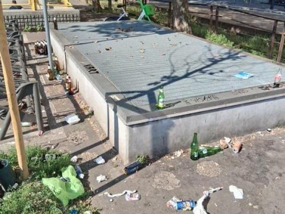 Milano metrò Zara, una discarica di bottiglie e la maleducazione avanza
