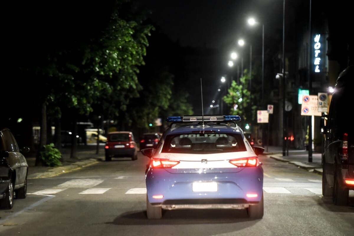 Rapina un passante e scappa con la collana, ma la vittima lo insegue