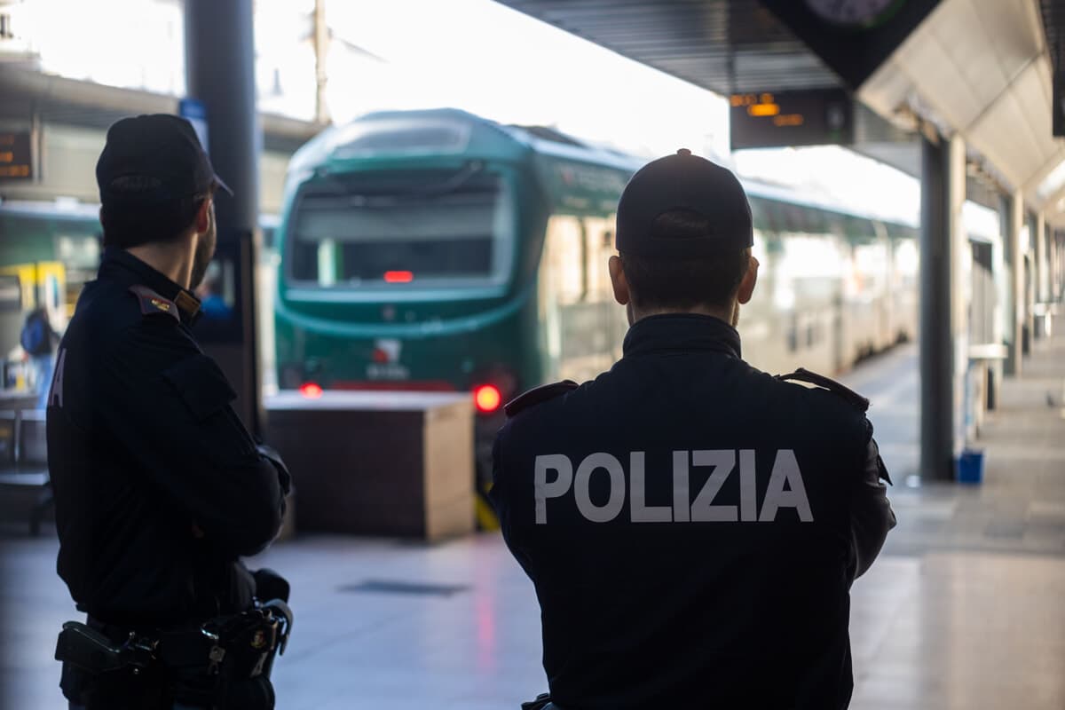 Dimentica lo zaino e prova a risalire a bordo, trascinato dal treno a Bovisa: grave 74enne
