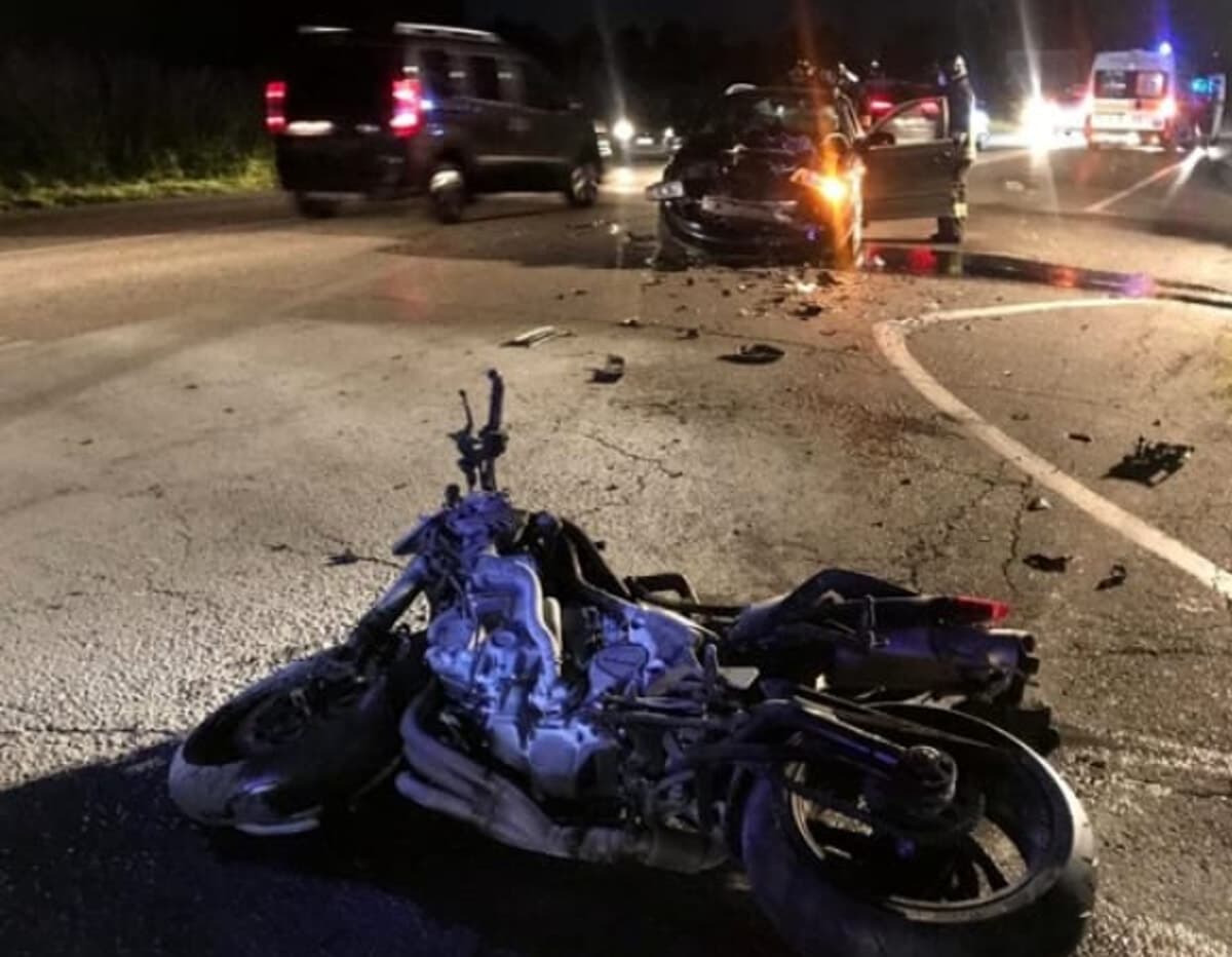Schianto frontale nella notte a Milano: grave motociclista, lo scooter era rubato
