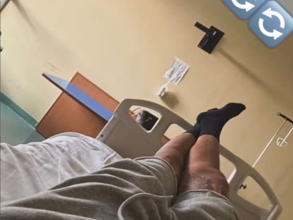 Crans-Montana, Kean torna in ospedale per un'operazione alle mani. La mamma: «Inviateci pensieri e preghiere, non lasciateci soli»