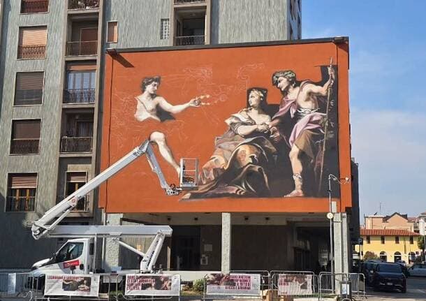 Saronno - Ravo va veloce: in tanti passano a curiosare nel centro di Saronno per veder nascere l’opera di street art - Archivio - Varese News