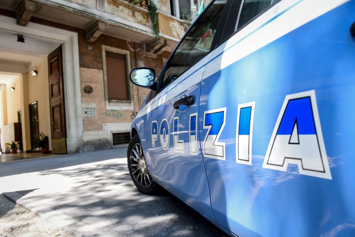 Cocaina, targhe clonate e centraline per auto nell'appartamento a Cesano Boscone: due arresti