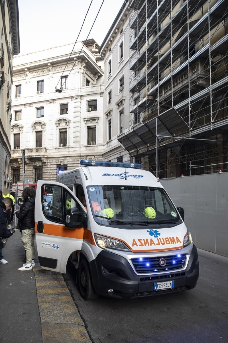 Incidente sul lavoro a Milano, precipita nel vuoto dal secondo piano: gravissimo
