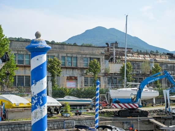 Luino, il progetto di un resort extra lusso al posto della fabbrica Ratti agita i residenti. «Amianto e metalli pesanti nella zona del cantiere»