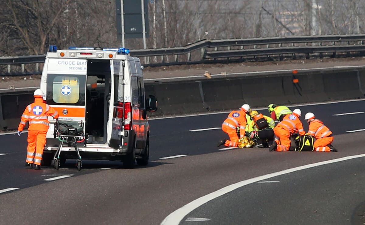 Schianto allo svincolo con la tangenziale nord: uomo di 44 anni gravissimo al San Gerardo