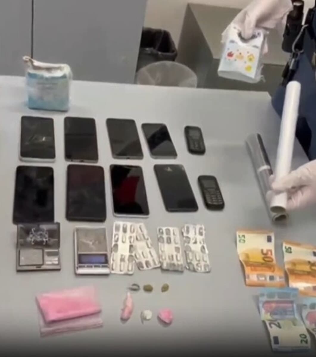 Droga, pasticche e bilancini di precisione in auto e in casa: arrestato
