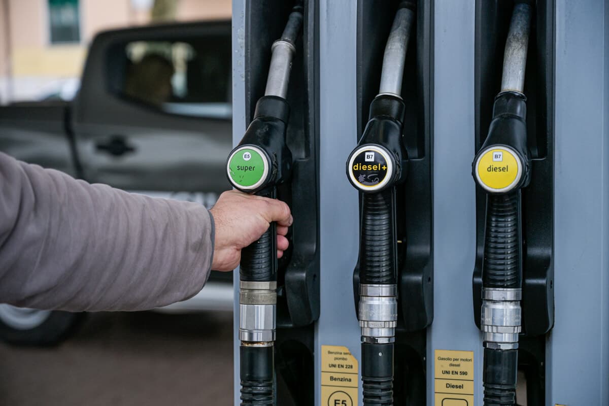 Maxi frode sui carburanti nel Milanese, sequestrati 60 milioni di euro: così vendevano benzina a prezzi stracciati
