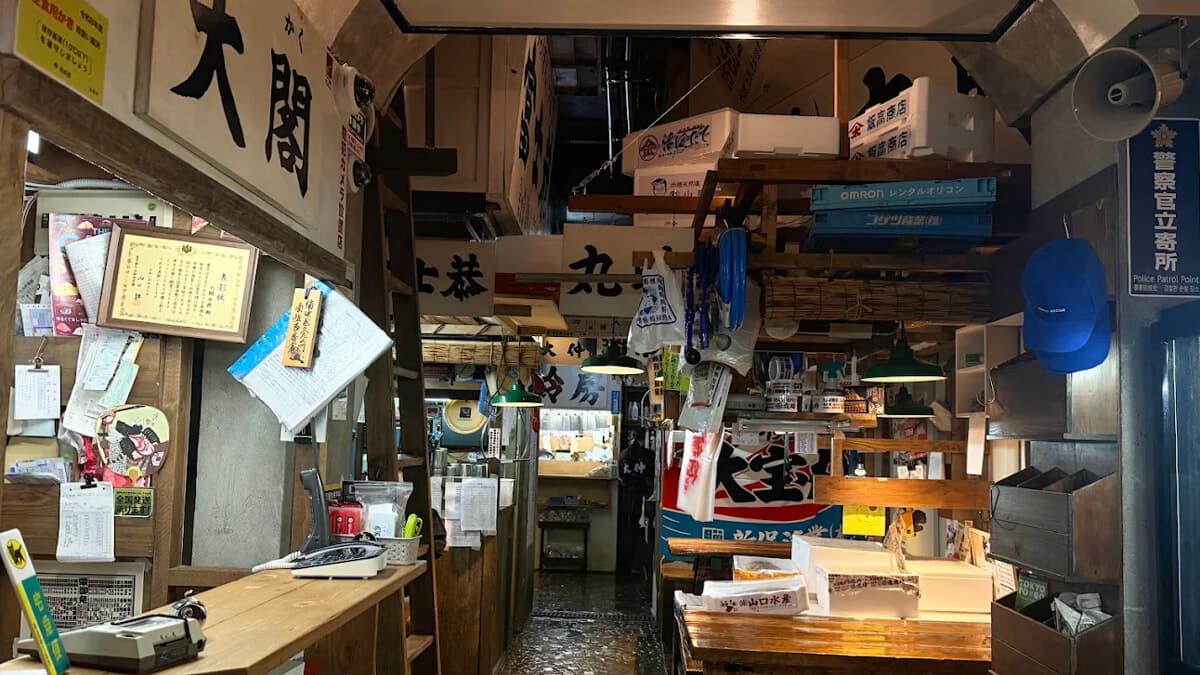 A Milano c’è un sorprendente ristorante che replica esattamente l’antico mercato del pesce di Tokyo