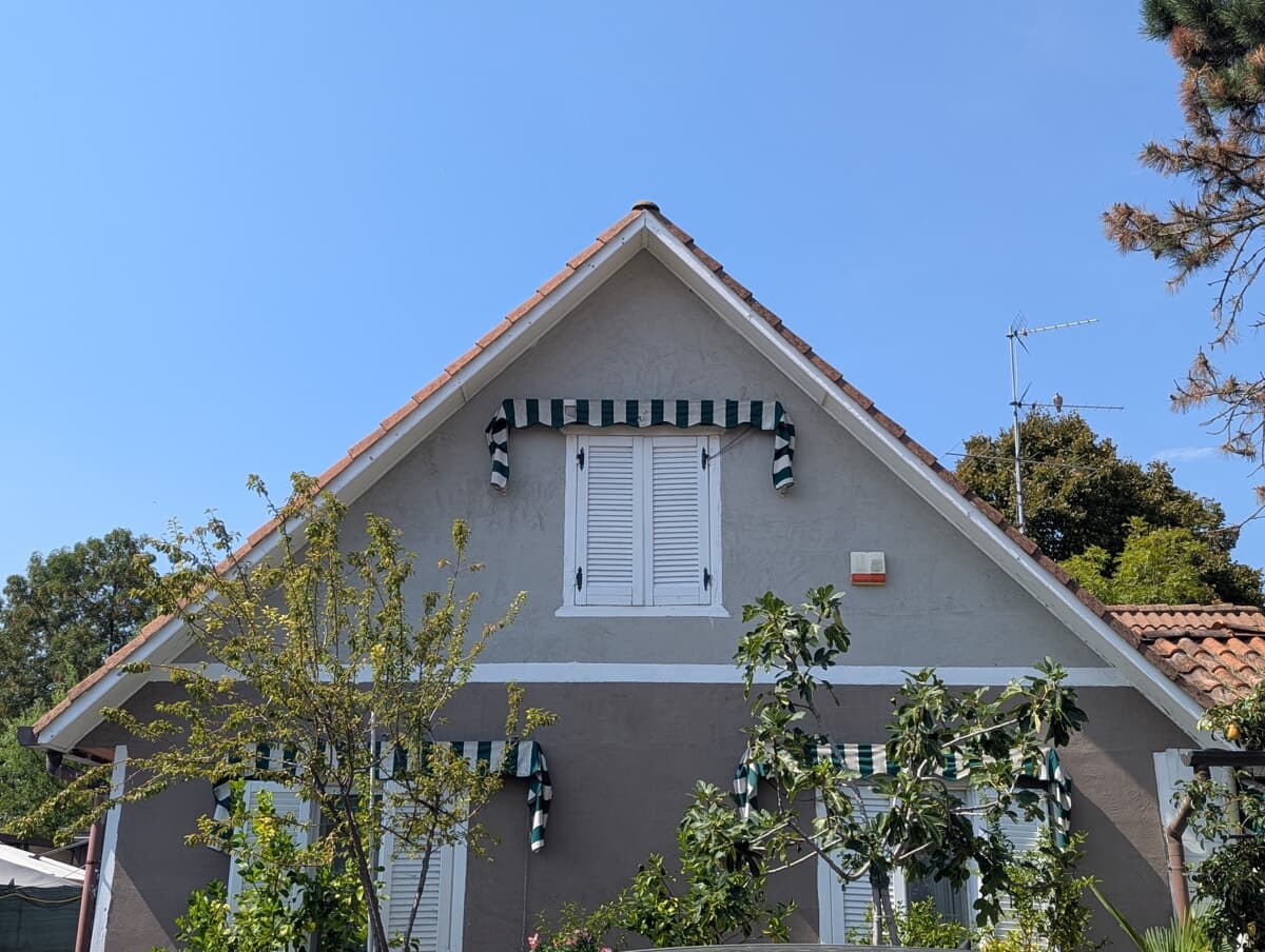 "Non vogliamo andare via": la battaglia del Villaggio delle Rose tra sgombero, bonifiche e la voglia di resistere