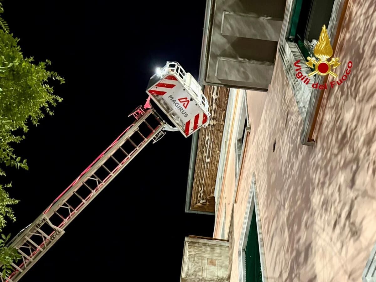 Incendio in appartamento manda due persone in ospedale: colpa della batteria del monopattino elettrico