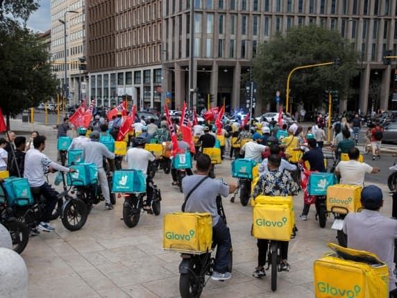 Milano, i rider scendono in piazza: «Con le ore di fermo forzato per il caldo paga dimezzata. Anche noi dobbiamo mangiare»