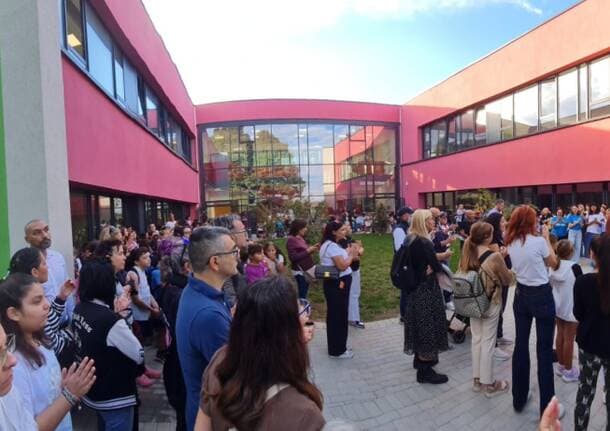 Saronno - Promessa mantenuta, la nuova scuola Rodari di Saronno ha aperto le porte a bimbi e maestre -  - Varese News