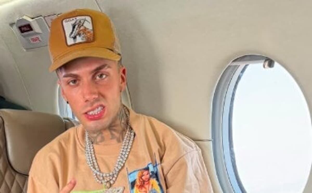 Un milione di follower su Instagram e la musica “emo rap”: chi è Tony Boy, il rapper arrestato a Milano