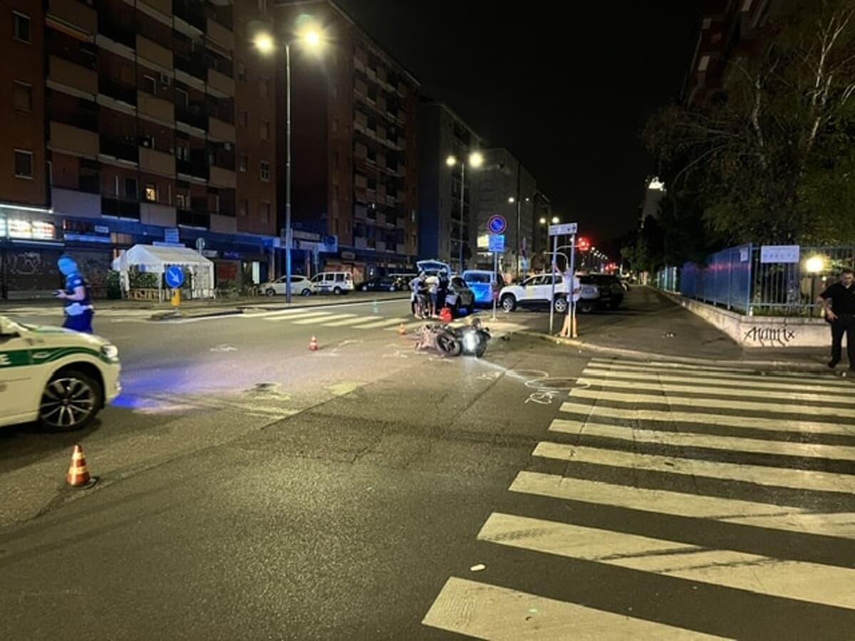 Travolge un motociclista e un pedone, poi fugge: arrestato un uomo positivo all'alcol test, gravissimo uno dei feriti