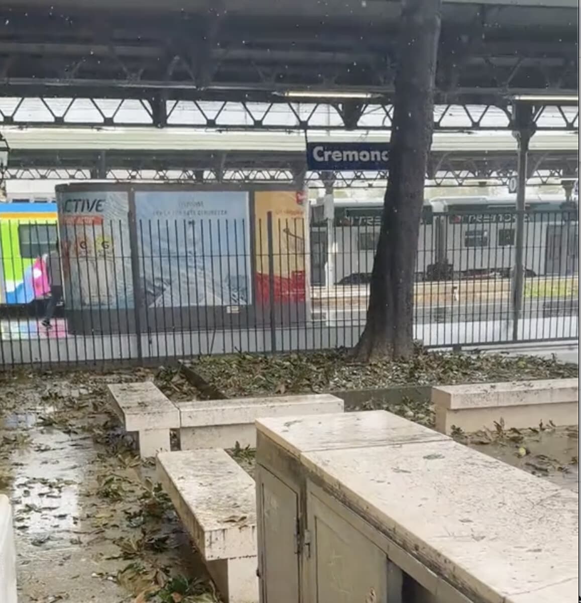 Tromba d'aria, grandine e crolli nel Cremonese: la bufera blocca i treni per Milano