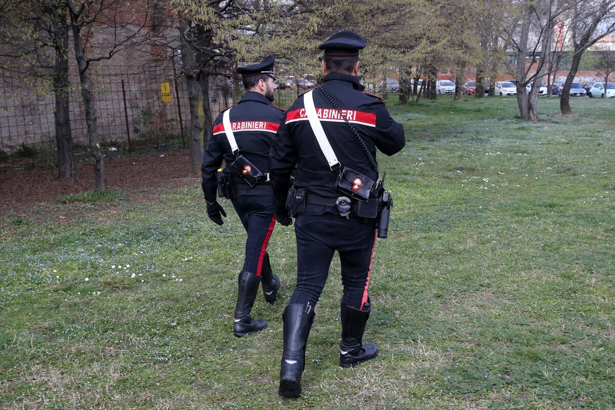 Entra in una casa per violentare una 23enne che sta per fare la doccia: i vicini bloccano il maniaco