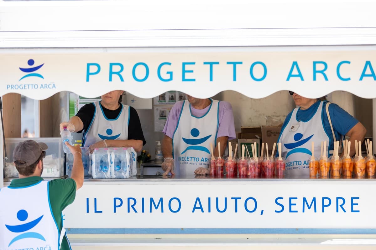 Ferragosto a Milano, anguria e ghiaccioli per le persone senza dimora davanti alla Centrale
