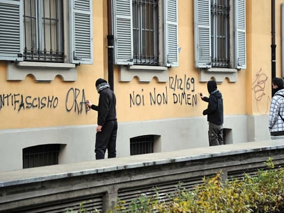 Milano, stangata dei giudici contro la marcia anarchica: multe da 2.400 euro per 43 persone identificate durante il corteo irregolare