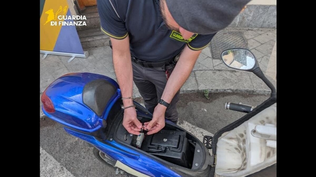 Scooter spacciati per bici elettriche: maxi sequestro in tutta Italia, nei guai imprenditore