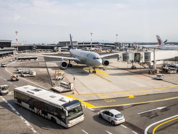 Malpensa, il pilota dell'aereo diretto a Varsavia ha un malore in volo, atterraggio d'emergenza