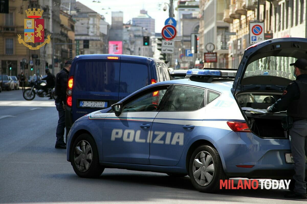 Gli ruba il monopattino in casa, lui lo incrocia in strada e lo segue: arrestato un 35enne a Milano