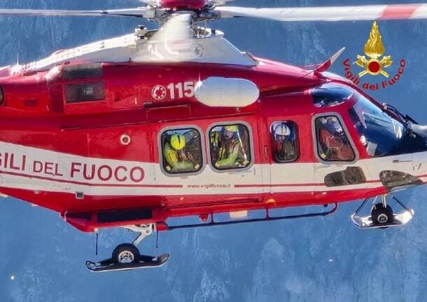 Re - L’elicottero dei vigili del fuoco di Malpensa recupera due escursionisti in difficoltà sopra Re in val Vigezzo - Gallarate/Malpensa - Varese News